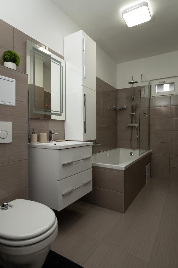 Smart Square With Free Parking Apartment Debrecen Ngoại thất bức ảnh